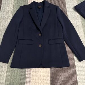 Ann Taylor Petite navy Notched Two Button Blazer in Seasonless Stretch size 2P